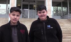 Öğrenciler aldıkları suyu kameraya gösterip parasını bıraktılar