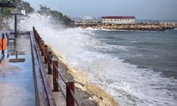 Mersin'de dev dalgalar kıyıları dövdü