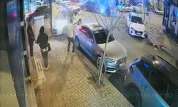 Araçla çarpışan motosikletli, yayanın üzerine uçtu