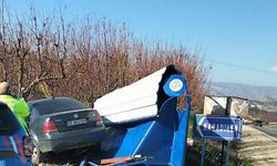 Mersin'de otomobil otobüs durağına çarptı: 2 yaralı