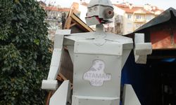 Hurda malzemelerden robot yaptı: Gören telefonuna sarılıyor