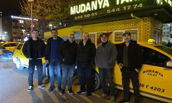 Taksicilerden vefa...Ölen muhabbet kuşları için mini mezar yaptılar