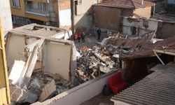 Yıkım sırasında enkaz altında kalmaktan saniyelerle kurtuldular