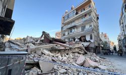 Bina yıkımı sırasında bitişik bina zarar gördü