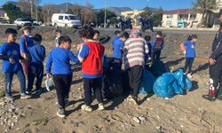 Öğrenciler sahilde temizlik yaptı