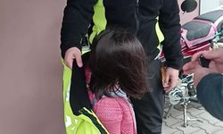 Üşüyen küçük kıza polislerden yürekleri ısıtan hareket