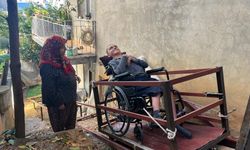 "Üvey oğlum" demedi, engelli oğlu için evine raylı sistem kurdu