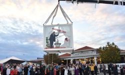 Fethiye’de sıra dışı düğün: Gelin ve damat cam vitrinde