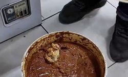 Baharatın içine bozulmasın diye bırakılan çiğ et, zabıta ekiplerini şaşırttı