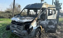 Tarsus'ta yol kenarında yakılmış minibüs bulundu