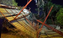 Mersin’de şiddetli rüzgar çatıyı uçurdu, asırlık meşeyi devirdi