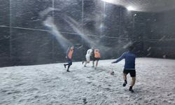 Halı saha aşkı engel tanımadı: Kar altında maç yaptılar