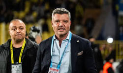 Sadettin Saran, stat önünde bekleyen taraftarları selamladı