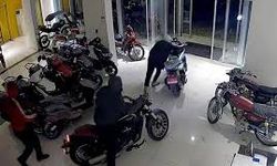 Adana'da 4 çocuk, beğendiği 4 motosikleti galeriden çaldı