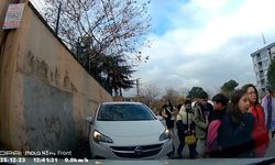 Okuldan çıkan öğrencilerin üzerine otomobilini sürdü