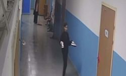 Silinen koridoru kirletmemek için ayakkabılarını çıkarıp yürüdü