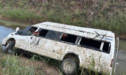 Tarım işçilerini taşıyan minibüs kanala devrildi; 18 yaralı