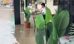 Mersin’de sağanak yağış etkili oldu, dükkanları su bastı