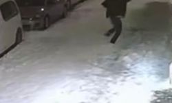 6 katlı binanın çatısından kar kütlesi düştü; 1 yaralı