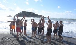 Gelenek bozulmadı, yeni yılın ilk gününde denize girdiler