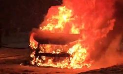 Karlı rampayı çıkarken zorlanan araç alev alev yandı