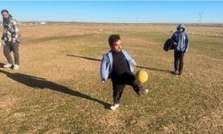Boyu kısa ama yeteneği büyük: Mesafe tanımadan futbol topuyla her hedefi tutturuyor