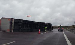Fırtına otobanda tırı devirdi, sürücü kendi imkanlarıyla böyle çıktı