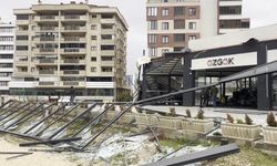 Fırtına çatıları uçurdu, karavanları devirdi