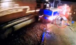 Hemzemin geçitte mahsur kalan dolmuşa tren çarptı, sürücü saniyelerle kurtuldu