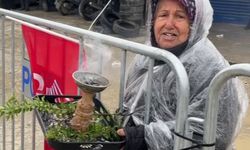 Slogan atmak isterken kendini yaktı