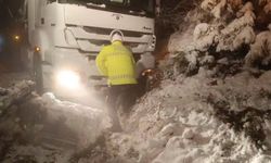 Kara yolu ulaşıma kapandı, polis ekipleri kürekle açmaya çalıştı