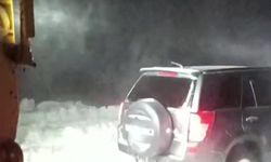 Mersin'de araçlarıyla karlı yolda mahsur kalan çift kurtarıldı