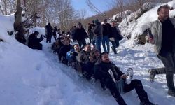 Kar yağışı eğlenceye dönüştü: 150 kişi aynı anda kaymaya çalıştı