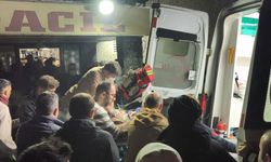 Kalbi duran yaralı için doktor sedye üzerinde kalp masajı yaptı