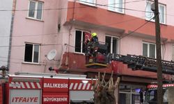 İtfaiye erleri yangında Türk Bayraklarını zarar görmemesi için topladı