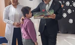 Bakan Tekin öğrencilere karne dağıttı