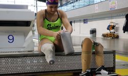 Depremde 2 bacağını ve babasını kaybeden Medine, yüzmeyle hayata tutundu