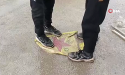 SDG’den kurtarılan Tabka’da halk, afişleri parçaladı