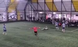 Halı sahada dili boğazına kaçan futbolcuyu maçın hakemi kurtardı