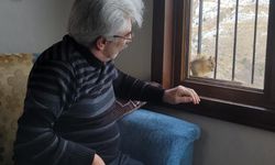 Her gün penceresine gelen sincabı besliyor