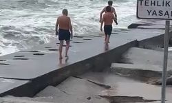 Kadıköy’de dev dalgaların çarptığı 3 yüzücü kayalıklara düştü; bacakları kırıldı