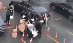 İstanbul'da polis kalkanı anne ve bebeğini fırtınadan korudu