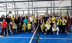 Kerem Aktürkoğlu ve İsmail Yüksek, otizmli bireylere imzalı forma hediye etti