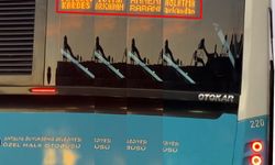 Otobüsün arkasına tutunan çocuklara şoförden LED'li uyarı