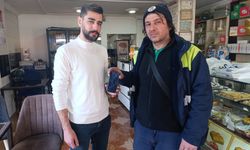 Parkta temizlik yaparken bulduğu 80 bin TL'lik cep telefonunu sahibine teslim etti