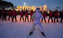 Sarıkamış şehitleri anısına meşaleli kayak gösterisi
