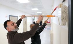 Şehit oğlunun adının verildiği okulu boyayarak eğitime hazırladı