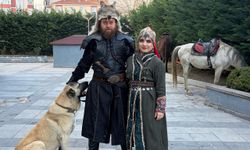 Atlarla geldiler: Film kostümüyle masal gibi nikah