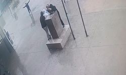 Fırtınada düşmek üzere olan Atatürk büstünü öğrenciler el birliği ile korudu