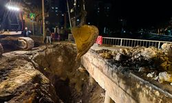 Mersin'in Mezitli ilçesinde, vatandaşların yoğun olarak kullandığı dere üzerindeki köprüde çökme meydana geldi.